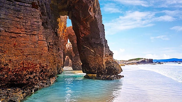 La playa de Las Catedrales, declarada Monumento Natural, es una de las más famosas de toda Galicia
