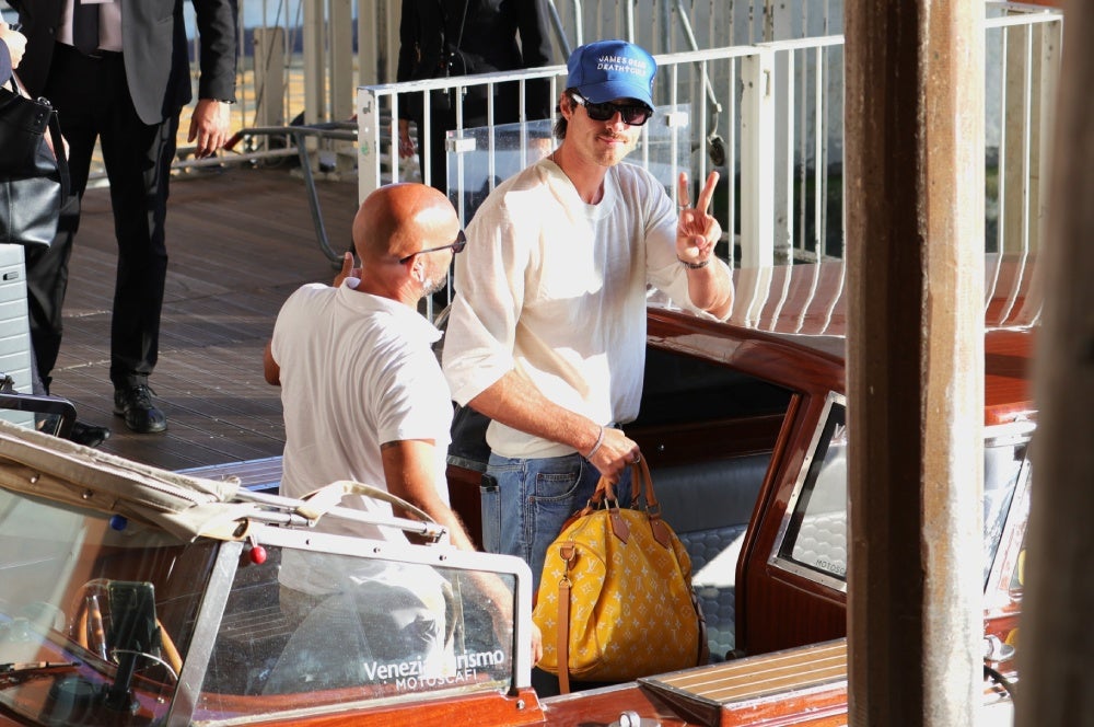 El actor de Euphoria Jacob Elordi también sabe muy bien manejarse en el mundo de los bolsos. Se los hemos visto en formato bandolera, pequeños, tipo tote, mochila, versión riñonera... no hay ninguno que se le resista.