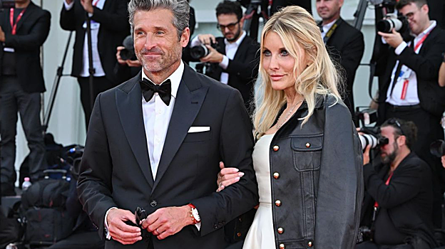 El actor Patrick Dempsey junto a su mujer en la alfombra roja del Festival de Cine de Venecia