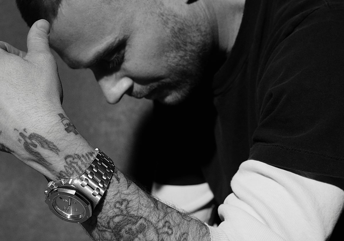 El diseñador Matthew Williams con uno de los relojes de la colaboración con Audemars Piguet