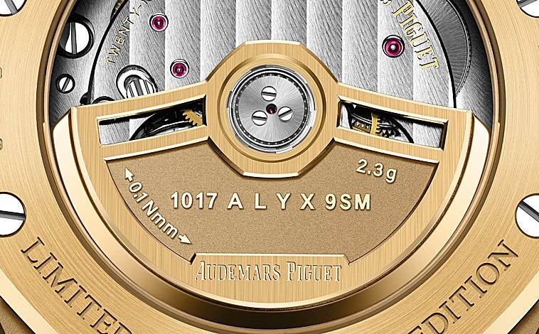 Imagen principal - Detalles de la parte trasera; Royal Oak en oro amarillo y caja de 41mm; y Royal Oak Offshore en oro blanco y caja de 42mm