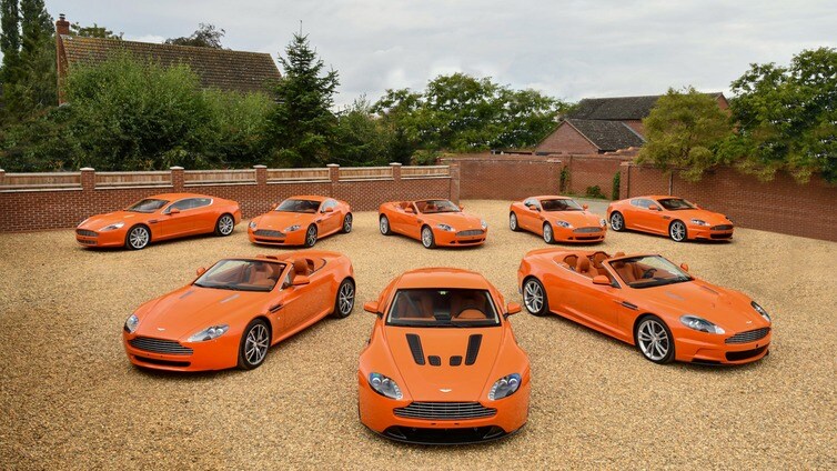 A subasta una exclusiva colección de ocho modelos Aston Martin con carrocería naranja