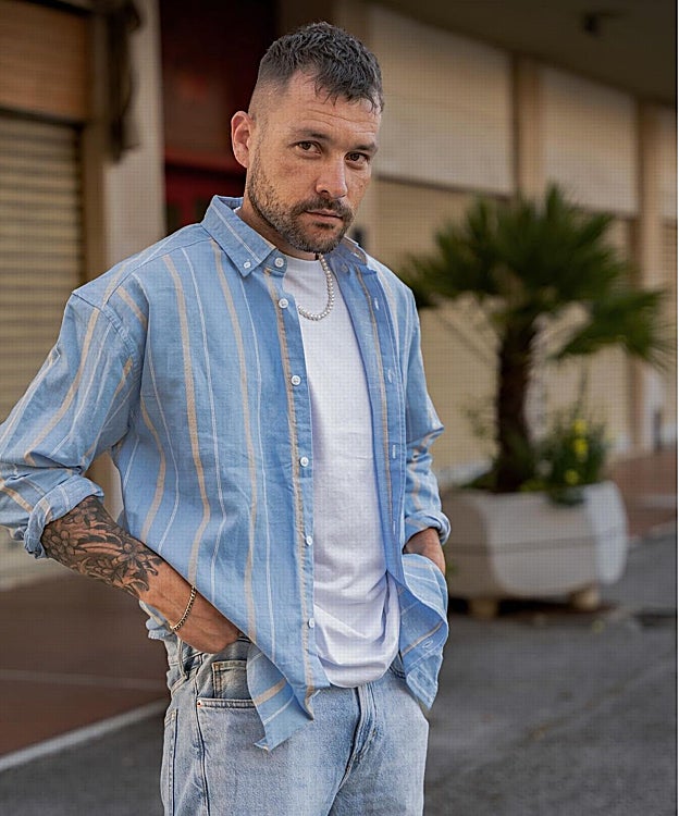 Look desenfadado con camisa y vaqueros