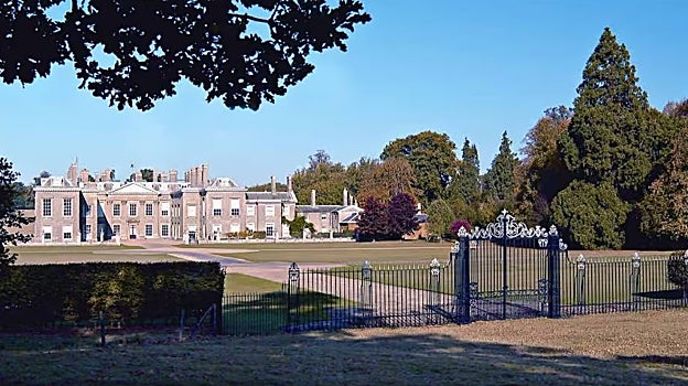 La mansión se ubica en una finca de 5.000 hectáreas rodeada de amplios jardines.