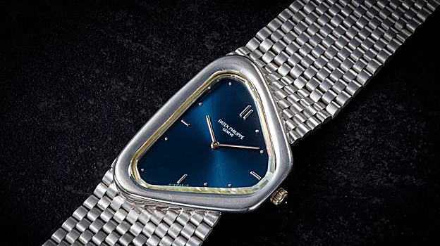 Este modelo fue fabricado en 1990 por los maestros relojeros de Patek Philippe