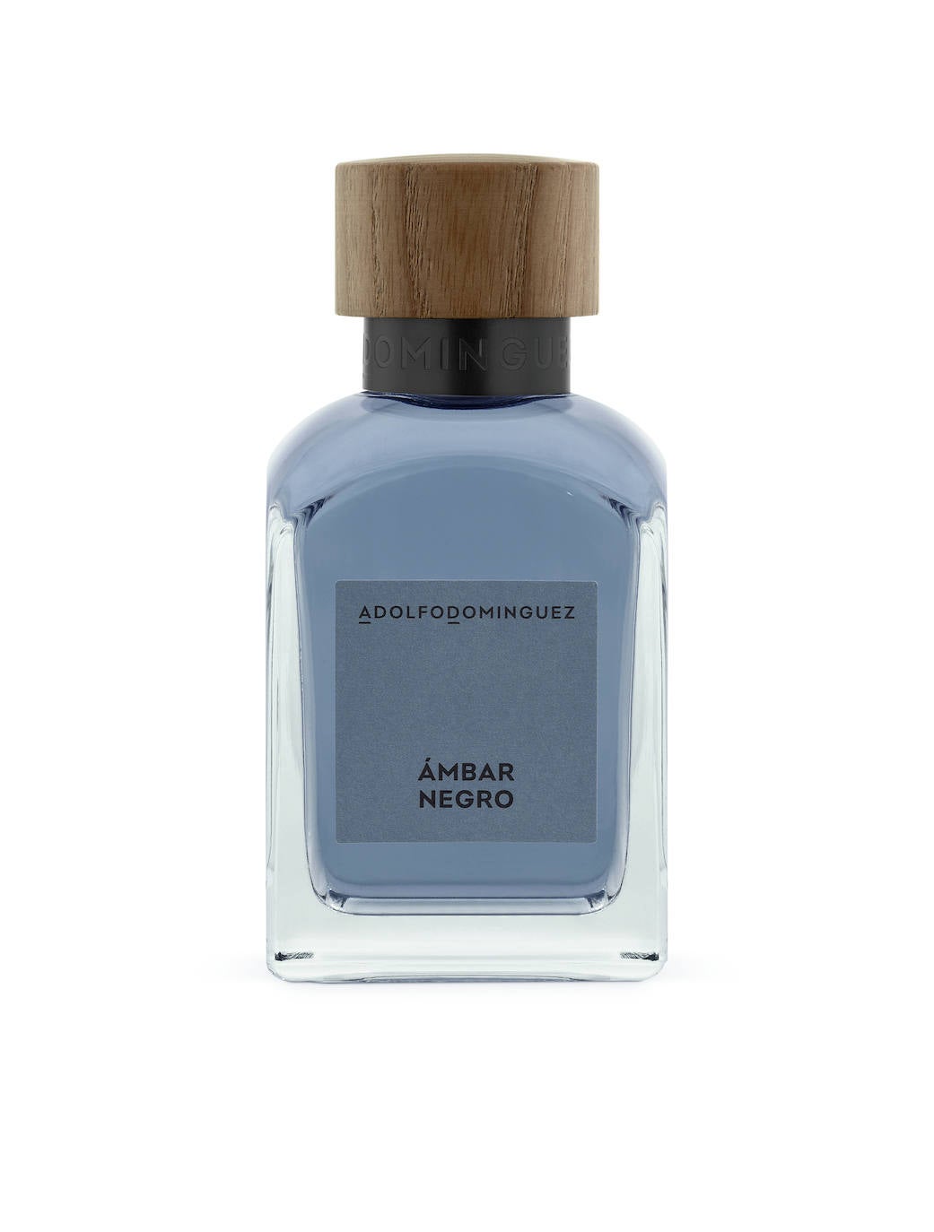 Ámbar Negro Eau de Parfum de Adolfo Domínguez (59,50 €, 120 ml). La noche, su intensidad y misterio inspiran este nuevo perfume masculino, cálido, poderoso, enigmático e inesperado. El ámbar magnético atrae el misterio como un imán. Otras notas presentes en la fragancia son los aceites esenciales de limón, anis estrellado, romero, lavandino, elemi y corteza de canela.  Fragancia formulada con un 95% de ingredientes de origen natural.