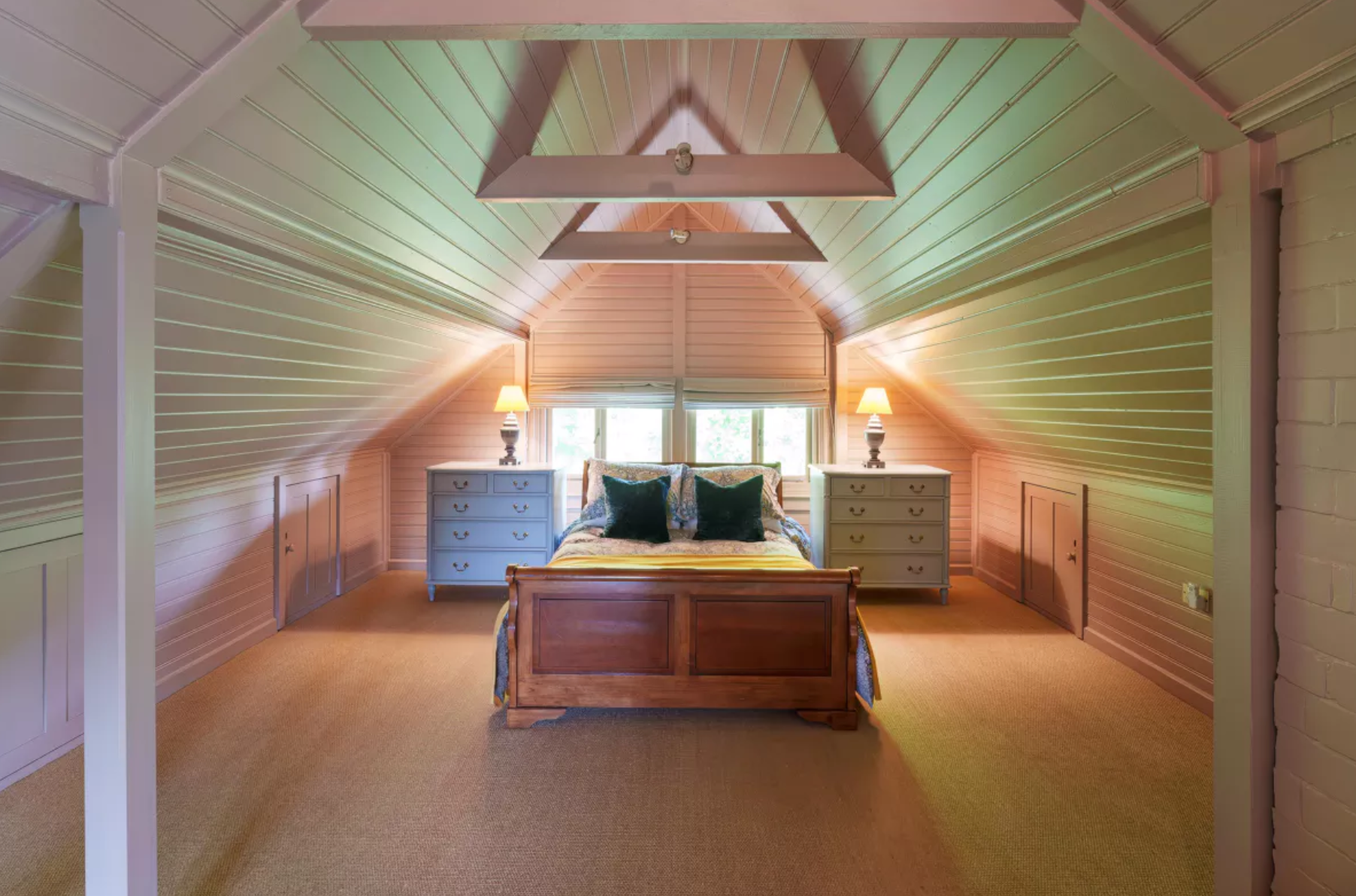 En sus 288 metros cuadrados ofrece cuatro dormitorios y una suite con sala de estar, baño y una amplia terraza