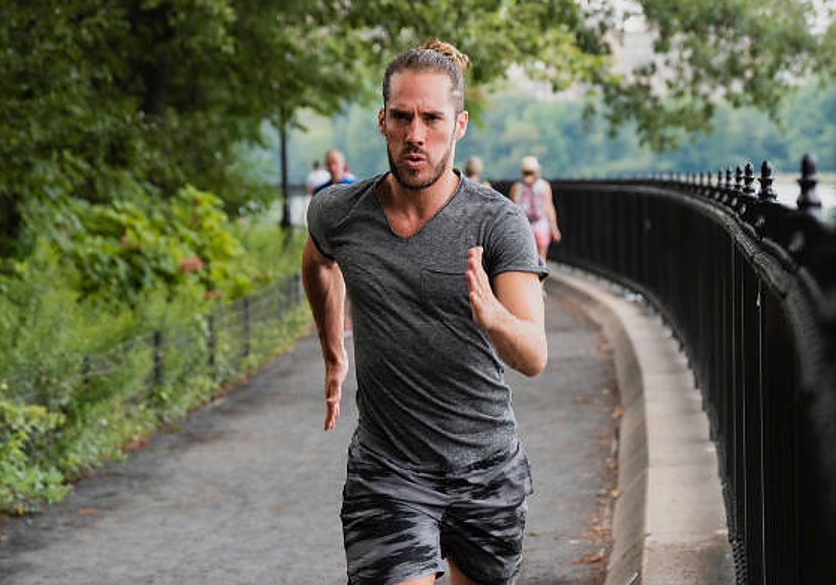 La 'runner face' o cara de corredor es un problema estético asociado a la práctica de running y otros deportes de impacto, y que se manifiesta mediante una piel prematuramente envejecida.