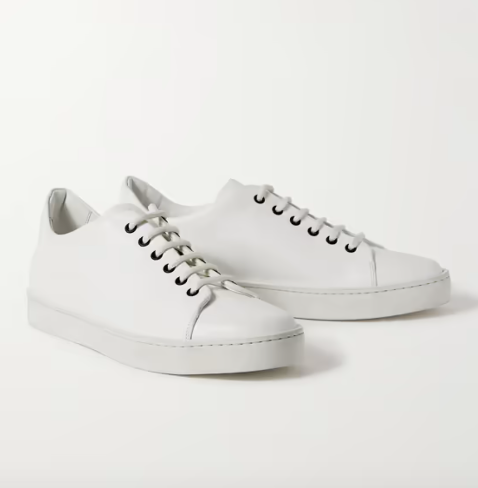 Manolo Blahnik es capaz de convertir en elegante cualquier par de sneaker y la prueba son estas de piel de estética minimalista. Precio: 595 €.