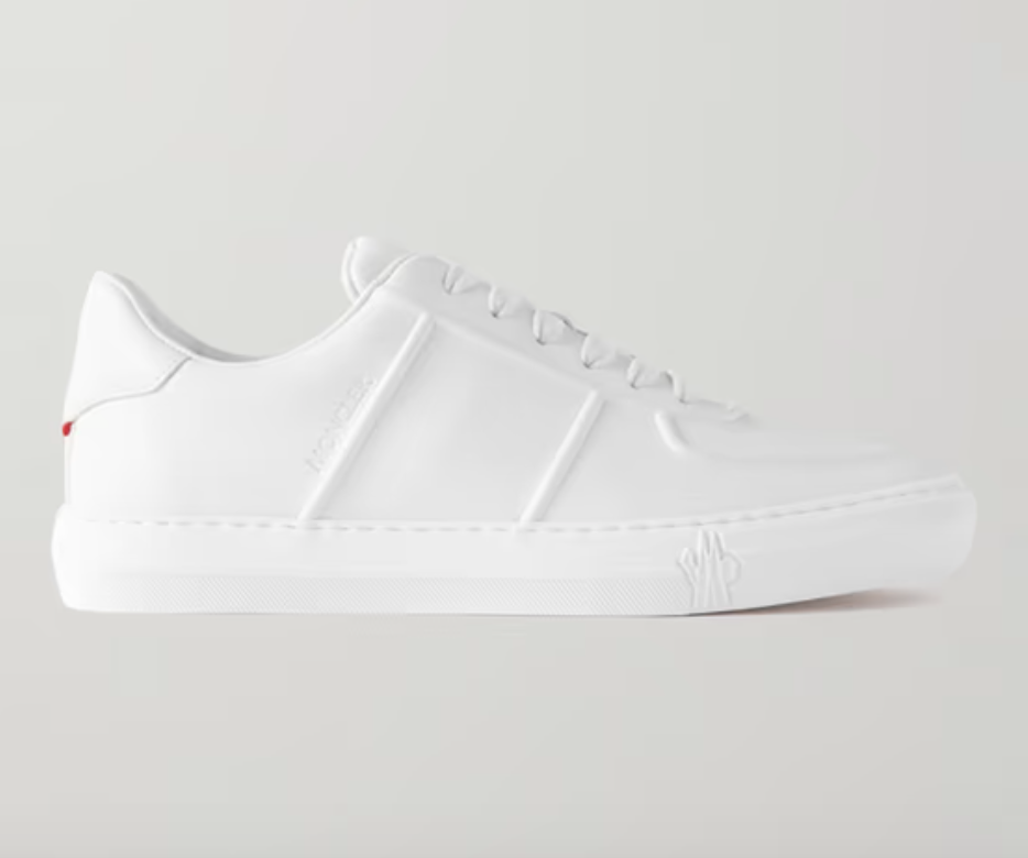 Por su sencillez, esta impoluta zapatilla blanca firmada por Moncler es ideal para llevar con vaqueros, con pantalones anchos, con chinos y hasta con traje si la ocasión lo permite. Precio: 500 €.