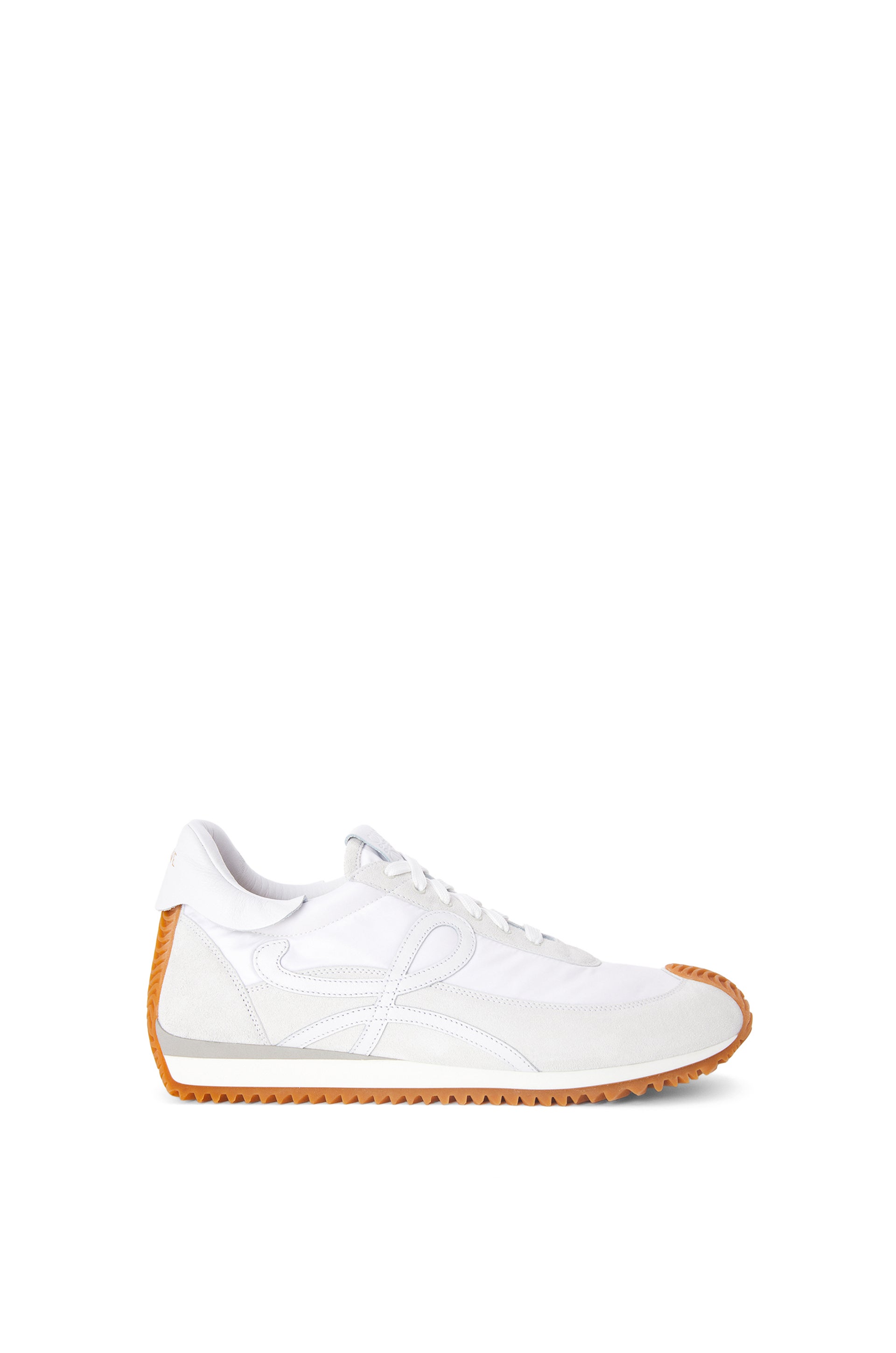 Un modelo de estilo distinto es este de Loewe. Se trata de una zapatilla confeccionada en ante y nailon con cordones, empeine suave, suela de goma ondulada en color miel, y puntera y talón curvados. Precio: 650 €.