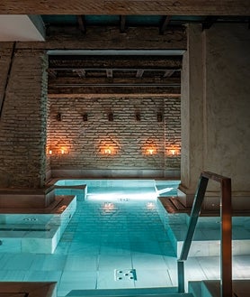 Imagen secundaria 2 - En el interior de una casa palacio mudéjar en pleno casco antiguo de Sevilla, este centro ofrece todo un ritual de relajación, con el agua como protagonista y una extensa carta de tratamientos y masajes. 
