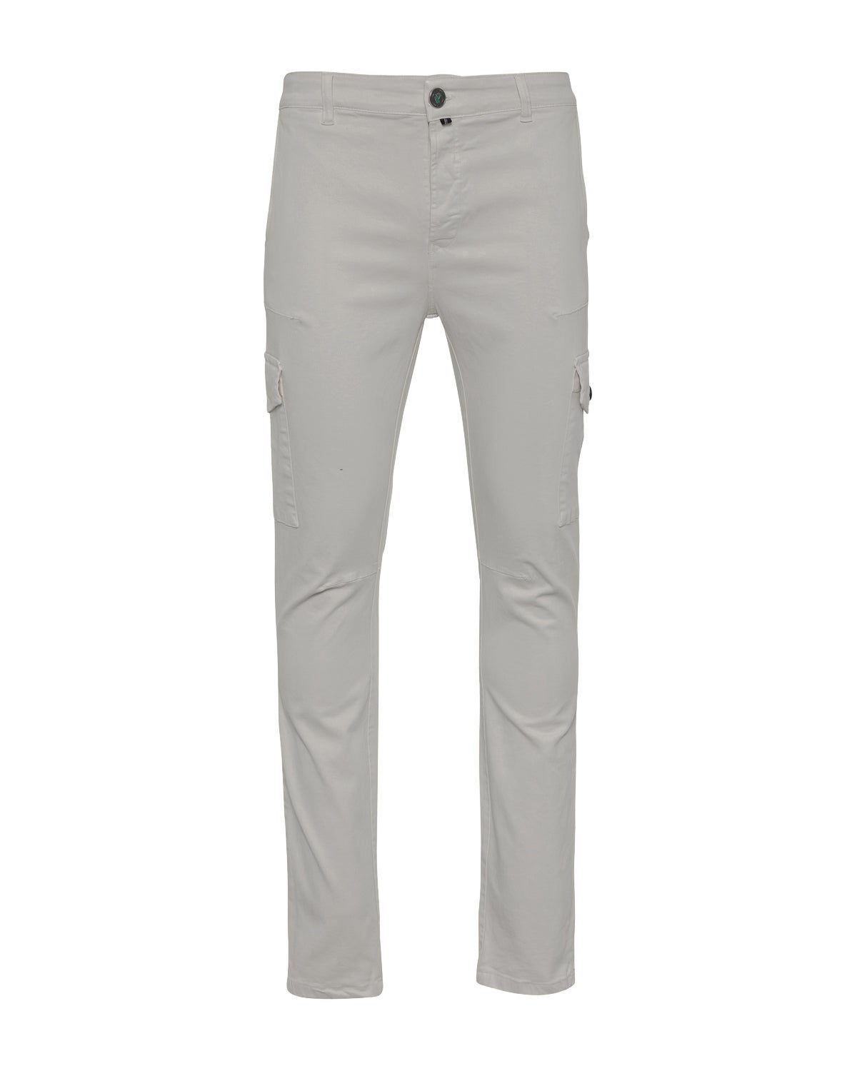 Un pantalón cargo funciona a las mil maravillas un día en la montaña pero se ha convertido también en tendencia en el contexto urbano, de ahí que encajen en cualquier armario un modelo como este de Altonadock que, además de ser de silueta ajustada, está confeccionado en tejido de algodón con elastano para adaptarse mejor al cuerpo y dotarlo de mayor flexibilidad. Precio: 99,99 euros.