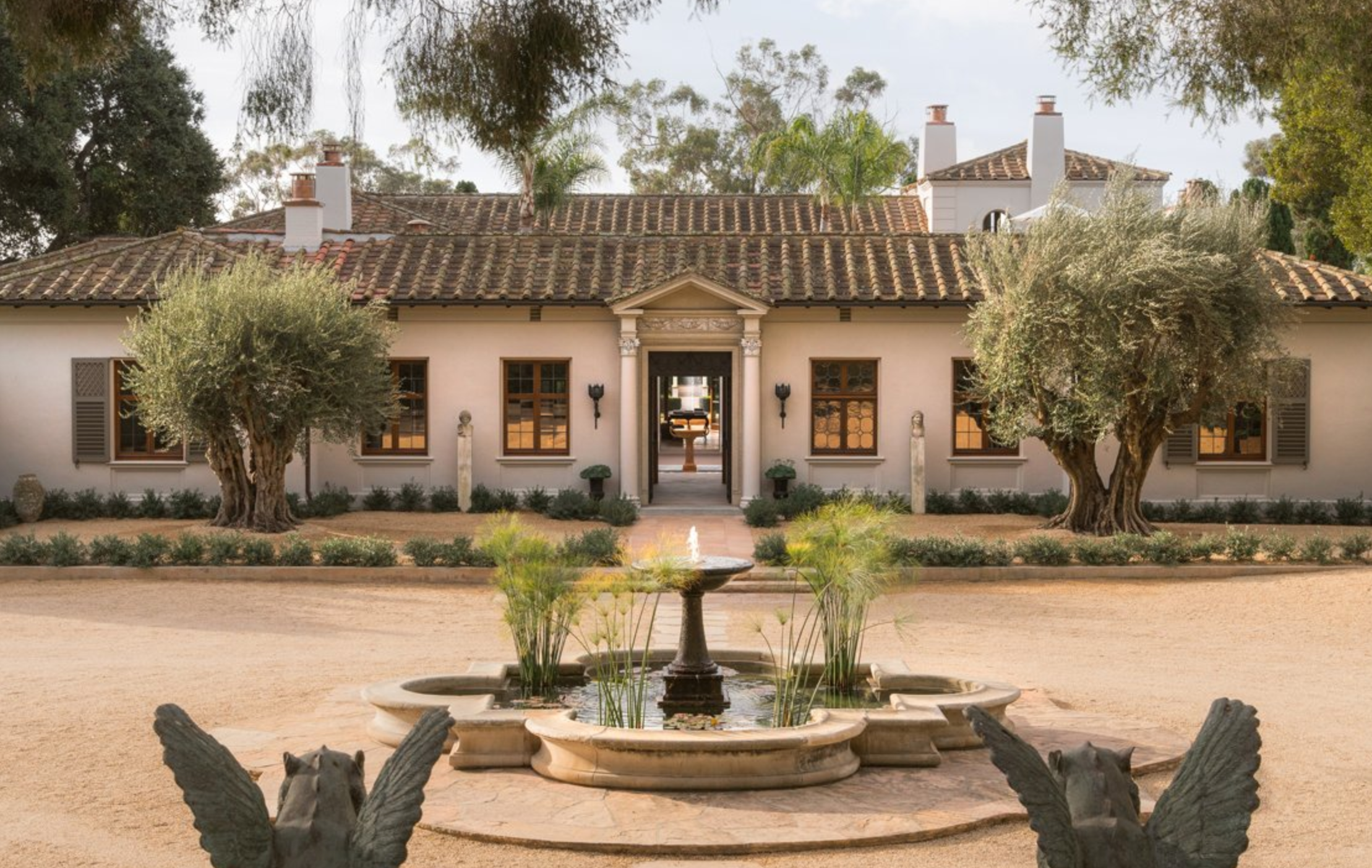 La vivienda principal, bautizada como Corte Pompeya, se abre a una plaza de estilo romano