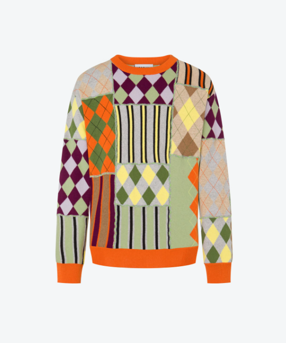 Con patchwork que mezcla estampados de varios colores jugando a hacer contrastes encontramos este jersey de lana de cordero extrafina de Moschino. Precio: 750 euros.