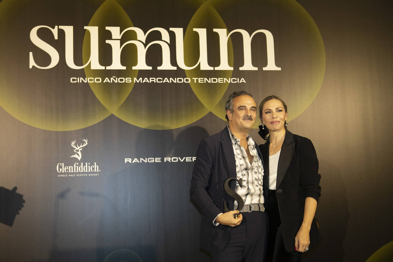 Lorenzo Castillo recibió el Premio Summum de Diseño de interiores de manos de Laura Pintos, responsable de ABC Estilo. 