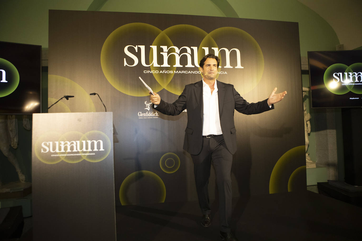 El actor Alex Adróver presentó la gala de entrega de los Premios Summum de Diseño 2023. 