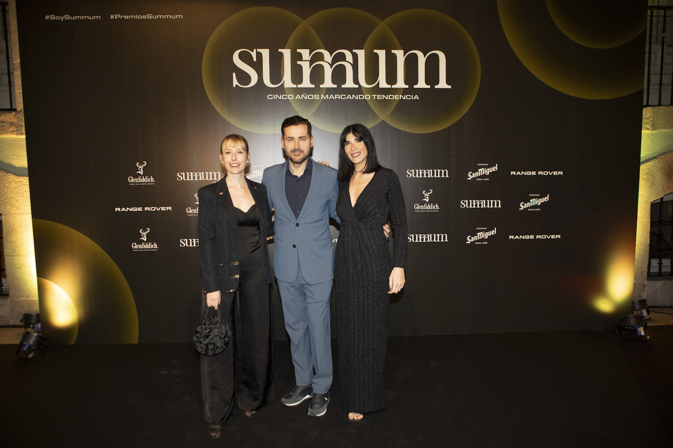 El arquitecto Fran Silvestre, Premio Summum de Diseño en Arquitectura, junto a dos compañeras de su estudio, en el photocall de los Premios Summum 2023. 