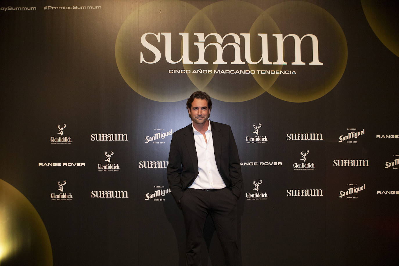 El actor Álex Adróver en el photocall de los Premios Summum de Diseño 2023. 