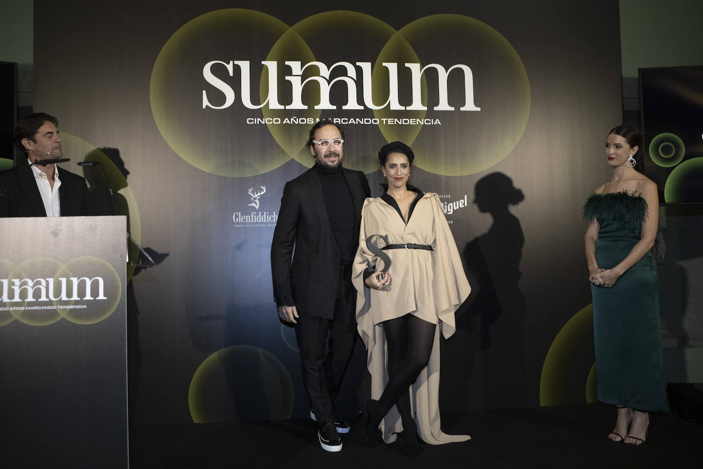 Paul García y Caterina Pañeda de Oteyza, recibieron el Premios Summum de Diseño en Moda de manos de María Isabel Ortiz, responsable de Summum. 
