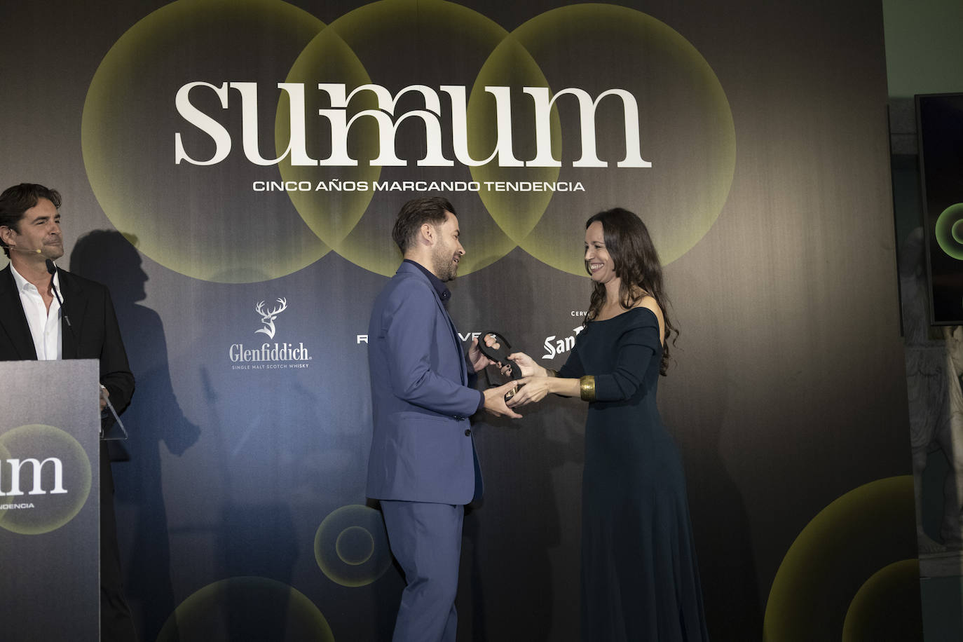 Fran Silvestre, Premio Summum de Diseño en Arquitectura recibió su premio de manos de Blanca Olcina, responable de Publicidad de Summum. 