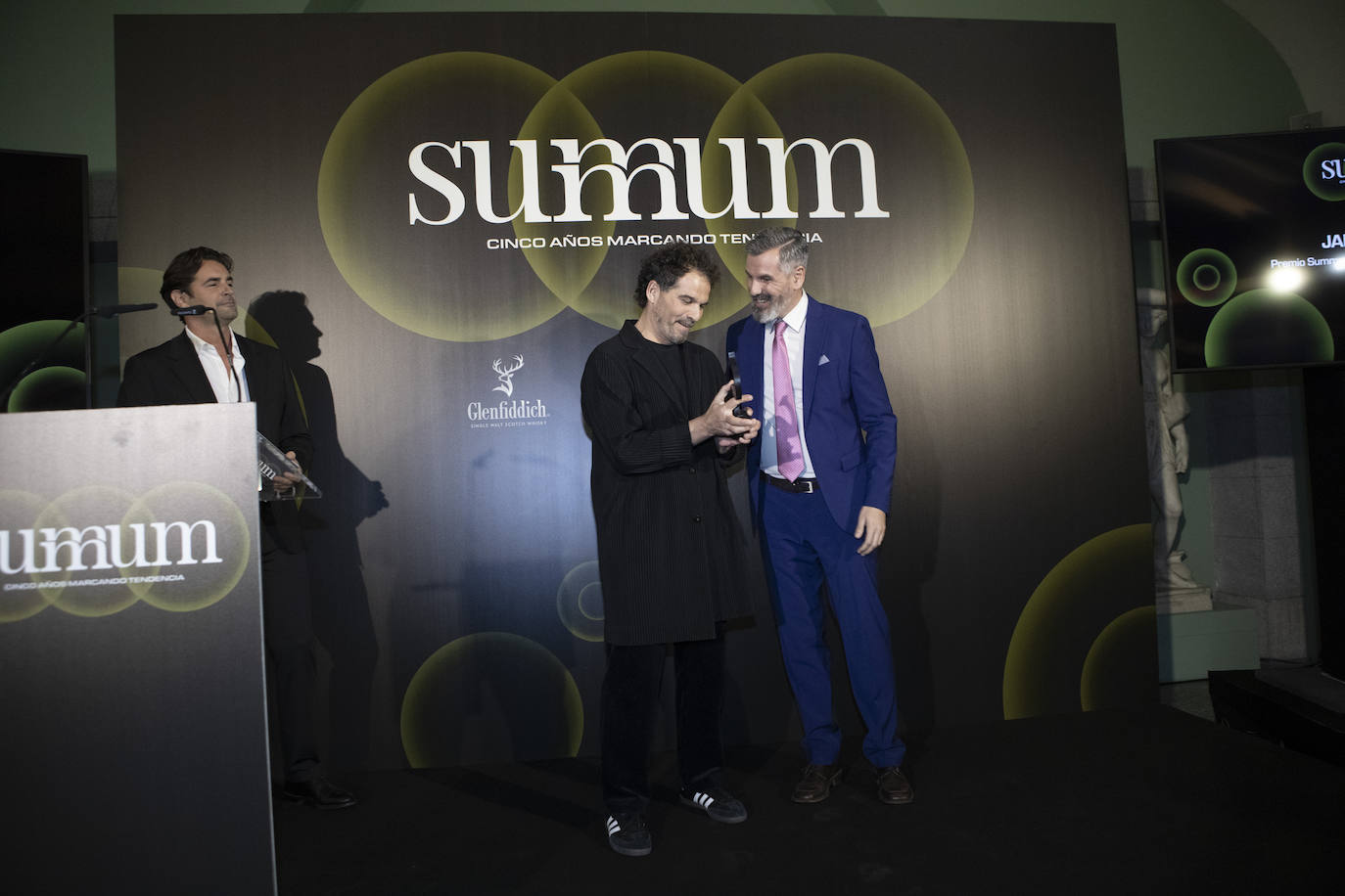 Jaime Hayon, Premio Summum de Diseño artístico e industrial, recibió su premio de manos de  Javier Díaz-Guardiola, coordinador de la sección de arte, arquitectura y diseño de ABC Cultural y ABCdeARCO.