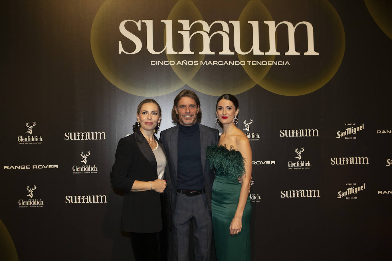 El compositor David Ascanio posó en el photocall de los Premios Summum de Diseño 2023 junto a Laura Pintos y María Isabel Ortiz. 