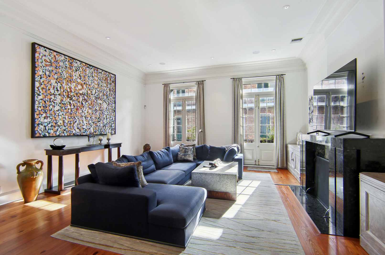 La mayoría de estancias incluyen una chimenea de mármol