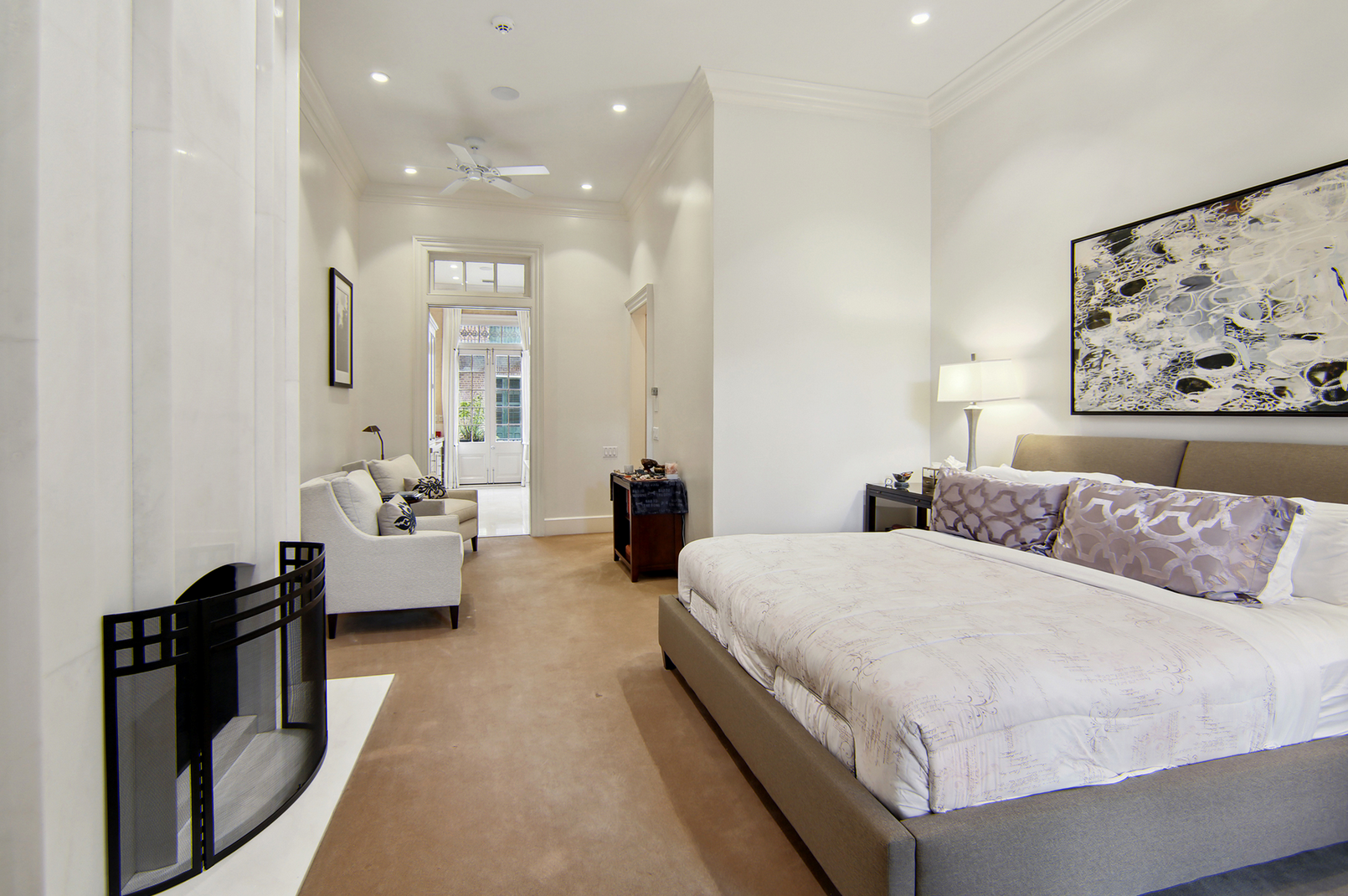 En total hay siete dormitorios, cinco cuartos de baño completos y dos aseos