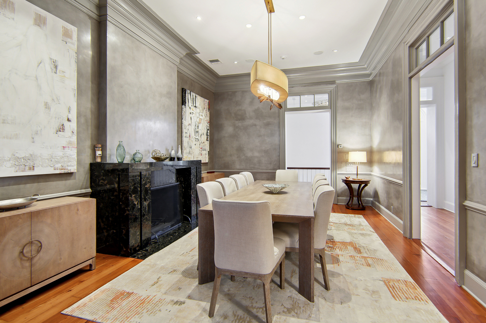 El comedor formal dispone de una gran mesa con capacidad para diez comensales y una gran chimenea