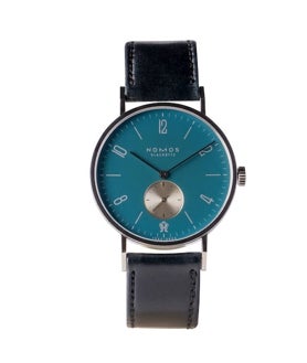Imagen secundaria 2 - Escaparate con ilustraciones de Óscar Mariné y los relojes conmemorativos creados por Grassy en colaboración con Moritz Grossmann y Nomos