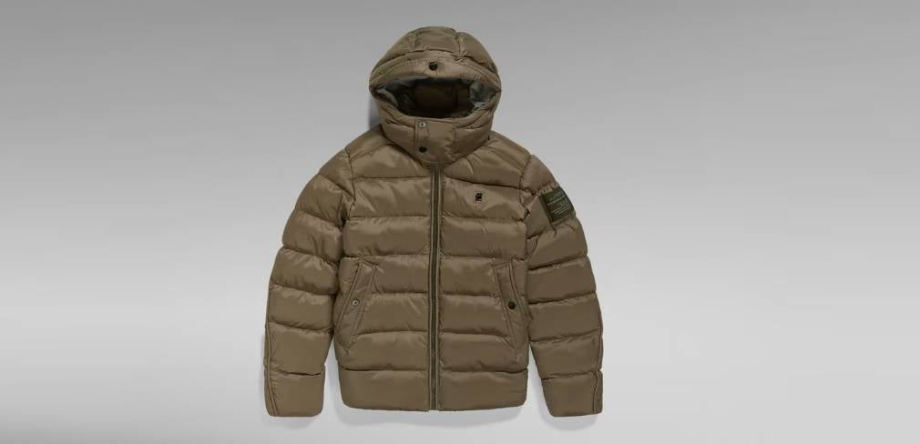 Funcional y todoterreno es esta chaqueta acolchada bautizada como G-Whistler  por la firma G-Star que está elaborada en un tejido impermeable y acolchado con pespuntes en horizontal. La capucha es desmontable y cuenta con cordones ajustables por dentro para ofrecer la máxima protección. El bajo recto también se puede ajustar con el cordón oculto que lleva por dentro..Precio: 153,96 euros.