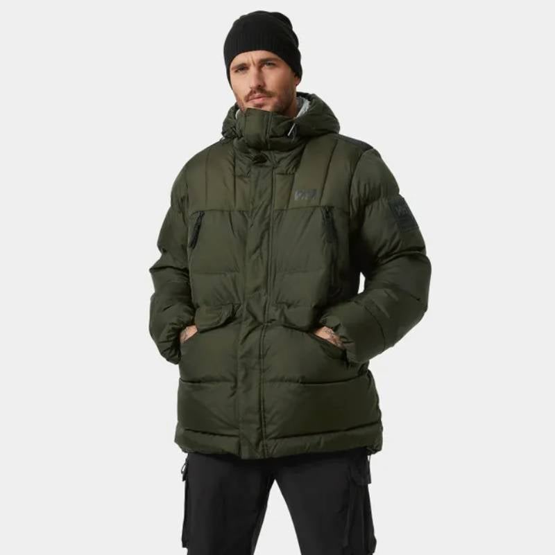 Inspirada en los profesionales que trabajan en las duras condiciones del Ártico, esta parka  de Helly Hansen está rellena de plumón y es cálida y superligera. Además, gracias a su formato tres cuartos y su  color verde militar puede adaptarse al día a día a la perfección. Precio: 550 euros.