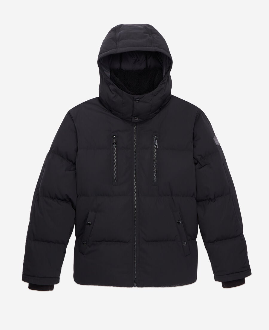 La mejor alternativa para el día a día cuando lo que se busca es calidez, comodidad y versatilidad es este anorak relleno de plumón y plumas en color negro de The Kooples. Precio: 695 euros.