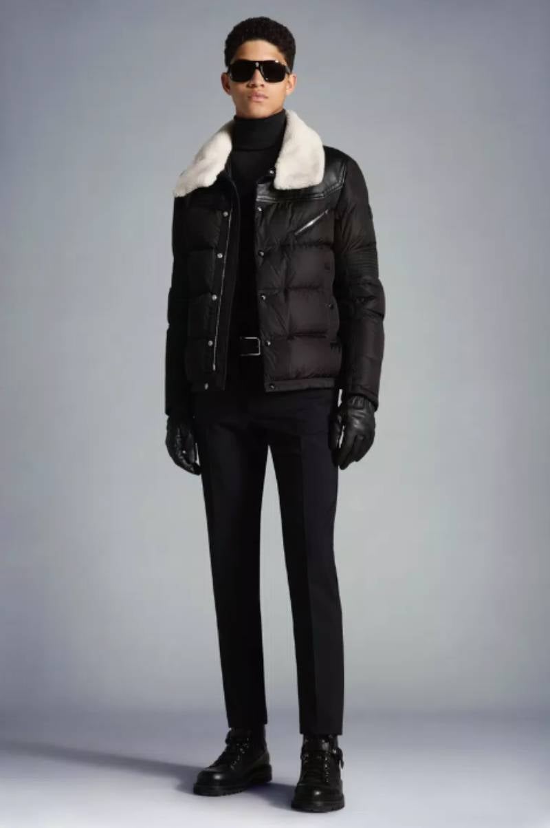 Una de las alternativas más sofisticadas que vas a encontrar en el terreno de los plumíferos es esta que propone Moncler. Es una chaqueta corta en color negro inspirada en la estética motera pero acabada con el canesú en napa y el cuello de borrego. Precio: 2.160 euros.
