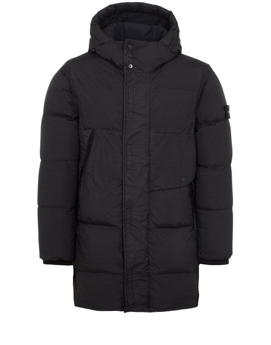 Imposible pasar frío con esta parka  de Stone Island creada en nailon 100 % reciclado y ultrarreforzado con el interior resinado para una acción cortavientos e impermeable. Está acolchada  con  plumas tratadas específicamente para soportar la presión del teñido sin renunciar a la ligereza y comodidad. Precio: 1.250 euros.
