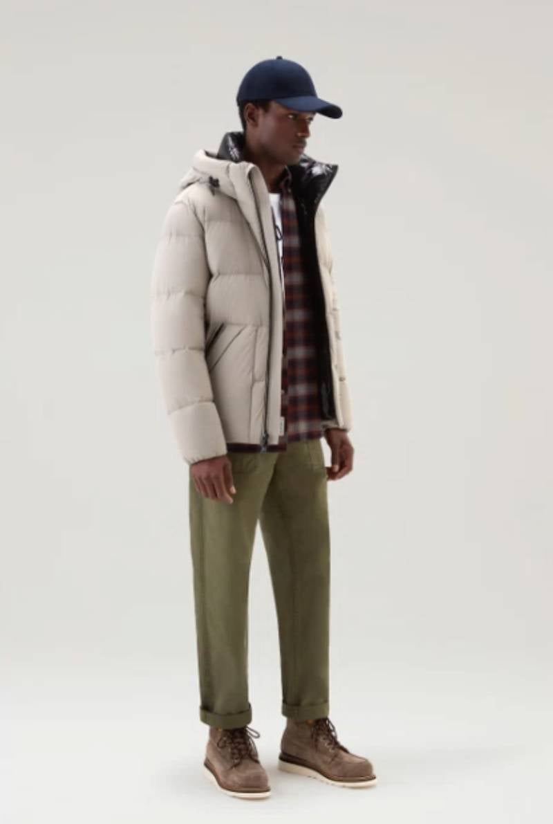 Este plumífero lleva por nombre Sierra Supreme y está diseñado para proteger del clima invernal más duro sin que por ello haya que rendirse al estilo más informal. Tiene un relleno de suaves plumas de pato para una comodidad y un rendimiento de primera calidad y está confeccionado con nailon elástico con un refinado acabado mate. Es de Woolrich. 720 euros.