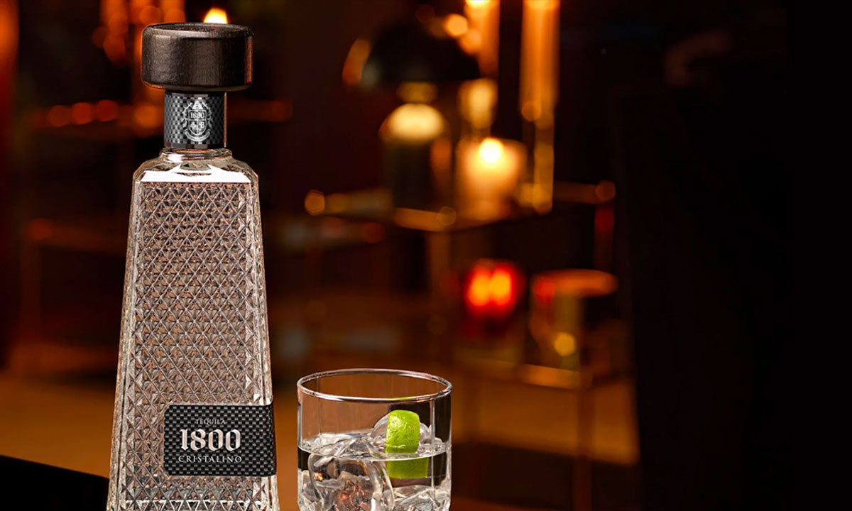 El Tequila 1800 Cristalino es el resultado de una cuidadosa selección de agaves azules de la más alta calidad, cultivados en las tierras vírgenes de Jalisco, México. La exquisitez de 1800 Cristalino reside en su sabor suave y armonioso. Sus notas sutiles de agave cocido, combinadas con toques de vainilla y delicadas notas amaderadas, crean una experiencia gustativa única y elegante. Su final largo y suave deja una sensación cálida y reconfortante en el paladar. PVPR: 64.88€