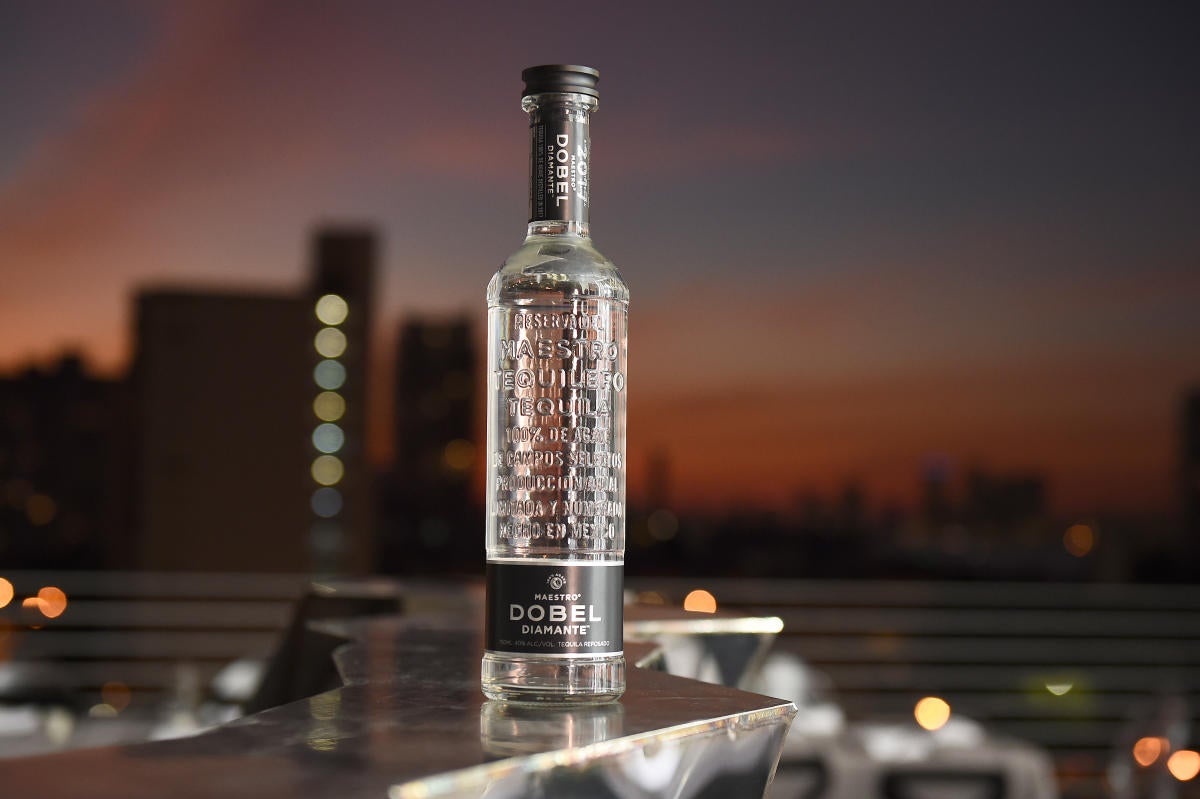 Maestro Dobel Diamante se vanagloria de ser el primer tequila añejo cristalino del mundo, que se elabora con 100% agave azul, seleccionado de los ranchos familiares de las tierras bajas, donde el ‘terroir’ produce aromas más ligeros, herbales y cítricos. Maestro Dobel Diamante es el resultado del ensamblaje de tequilas reposados, añejos y extra añejos, confluyendo un perfil sumamente delicado, sutil y amable en el paladar. PVPR: 70.70€