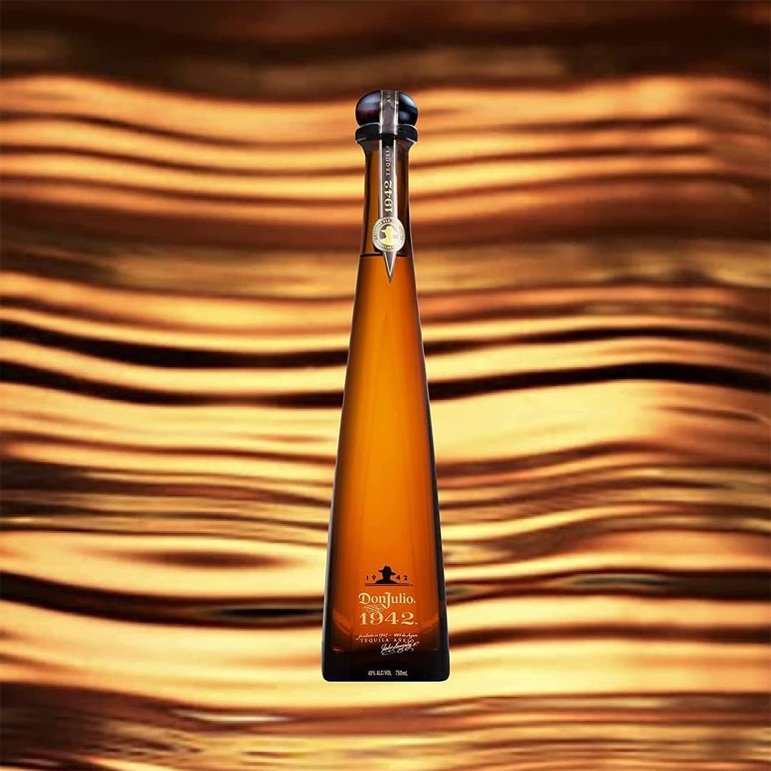 Producido en pequeños lotes y añejado durante un mínimo de dos años y medio, el Tequila Don Julio 1942 se elabora artesanalmente en homenaje al año en que Don Julio González comenzó su andadura en la elaboración del tequila. Para elevar aún más la experiencia de degustarlo, sírvelo solo bien frío en una copa de champán. PVPR: 225€