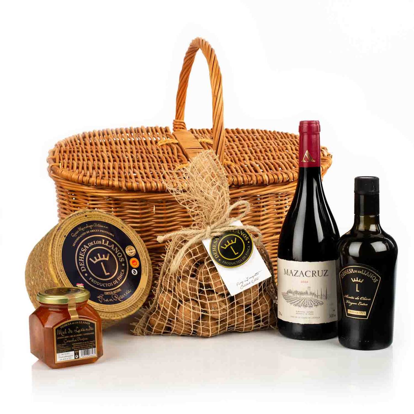 Los packs también son una buena opción a la hora de regalar. Una cesta de productos gourmet hará sin duda las delicias de cualquier amante de los productos de calidad, una cesta como la que propone, un año más, la finca albaceteña Dehesa Los Llanos. Su Gran Cesta de Navidad Edición Limitada 2023 alberga en su interior el queso mediano Denominación de Origen Manchego Artesano Gran Reserva acompañado por una botella de vino Mazacruz Tinto 2022, su aceite de oliva Virgen Extra Arbequina, un saquito de nuez de 500 gr. y miel artesana de lavanda, extraída por expertos apicultores de las colmenas situadas en sus campos. El precio es de 140 euros.