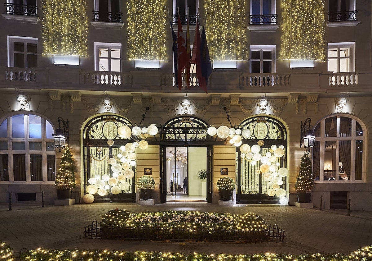 Fachada exterior decorada de Navidad del hotel Mandarin Oriental Ritz Madrid