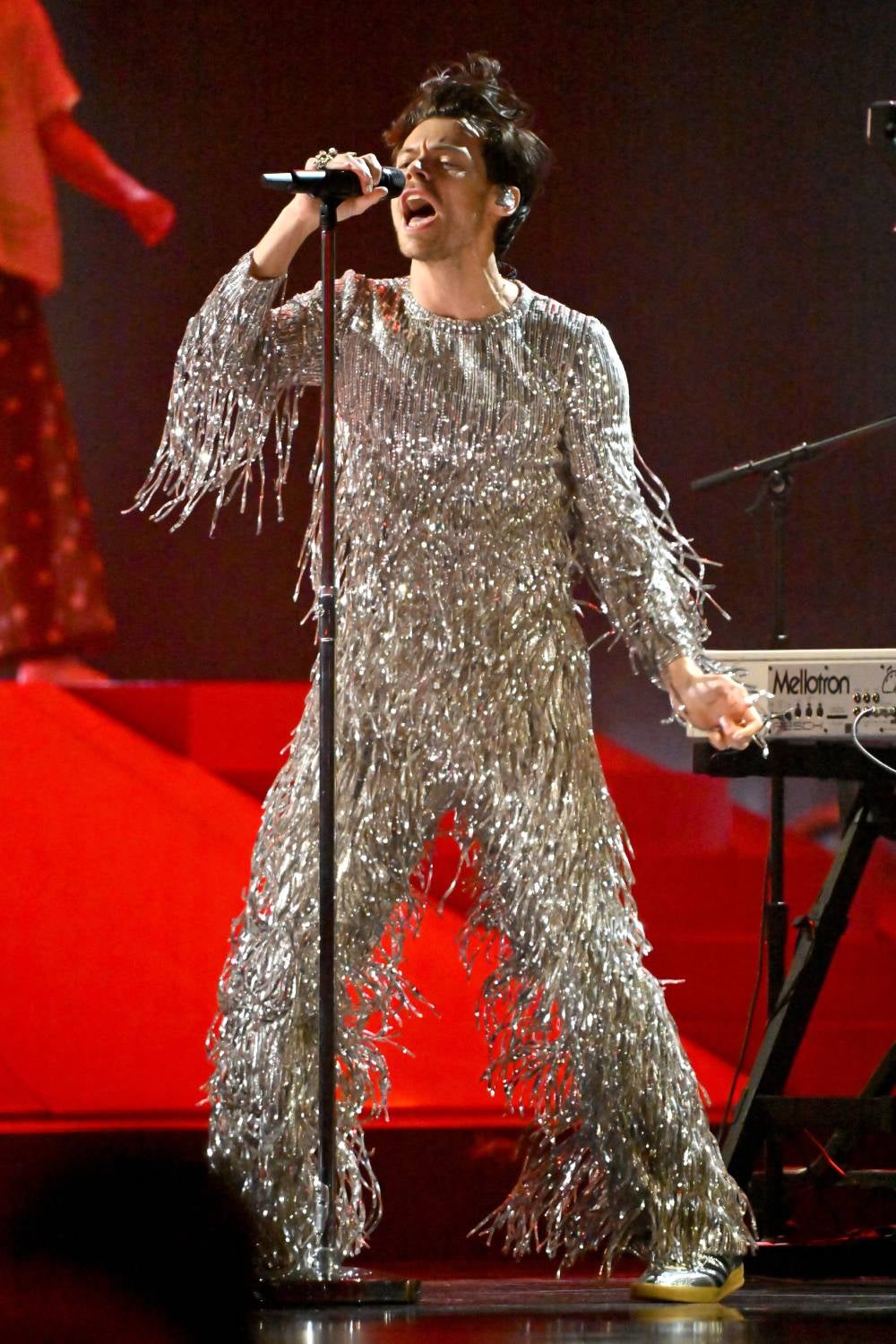 Además del mono multicolor, Harry Styles también marcó un antes y un después con el conjunto dorado cargado de flecos de lentejuelas con el que subió al escenario de los Premios Grammy.