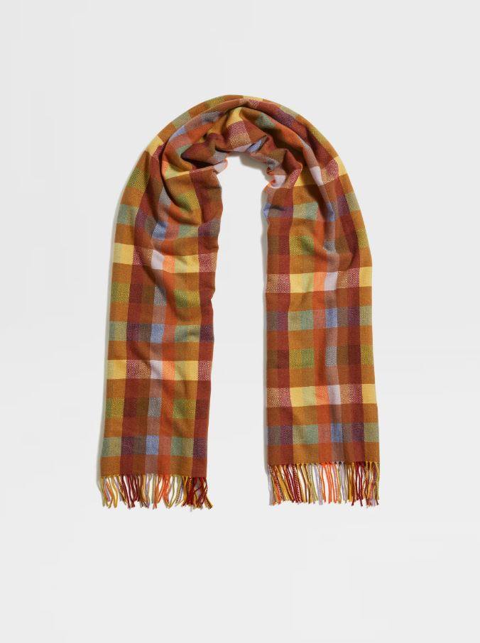 Una bufanda es siempre un gran acierto para regalar y más aún si se trata de una pieza tan exclusiva como la que propone ZEGNA. Se trata de una prenda realizada en Oasi Cashmere de color amarillo a cuadros Madras que pertenece a la colección ZEGNA x The Elder Statesman, una colaboración con la marca inconformista de Los Ángeles centrada en una confección artesanal impecable. Un tejido que además guarda un mensaje importante ya que con él ZEGNA se compromete a que su fibra de cashmere utilizada sea totalmente trazable en 2024. Ambas casas comparten la pasión por una confección de prendas responsable, sostenible y con un estilo lujoso que perdura; todo ello se refleja en esta prenda exquisita cuyo precio de venta es de 950 euros.