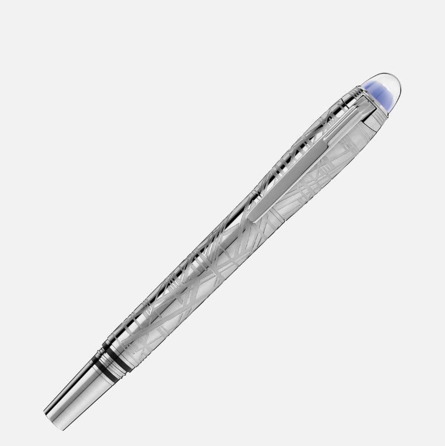 Los apasionados de la escritura de lujo tienen en Montblanc todo un referente, en su amplia colección de objetos de escritura incluye auténticas joyas como la nueva 'Fineliner Montblanc StarWalker SpaceBlue' de metal, el último artículo de escritura de la colección StarWalker inspirado en las galaxias. Su diseño recuerda el patrón de las estructuras de Widmanstätten, una de las creaciones más hipnóticas de la naturaleza. Todas las partes metálicas están recubiertas de rutenio negro, mientras que la caperuza del capuchón se corona con una cúpula de color azul espacio intenso, un guiño a los tonos del cielo estrellado, que se completa con un emblema Montblanc flotante. Puede personalizarse y su precio de venta es de 830 euros