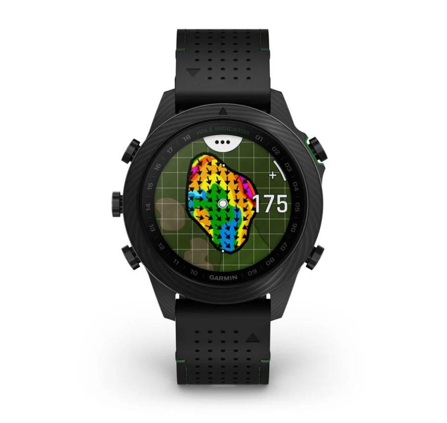 Para ayudar a los amantes del golf a prepararse mejor, MARQ Golfer – Carbon Edition, uno de los nuevos relojes de Garmin, viene precargado con más de 43.000 campos de todo el mundo. Virtual Caddie ofrece a los jugadores una recomendación de palo basada en el viento, la elevación y los datos de su swing, mientras que un nuevo gráfico de dispersión de golpes muestra rápidamente los obstáculos que pueden estar en juego en función del palo elegido. Los usuarios pueden ver la dirección de la pendiente del green en campos seleccionados directamente desde su reloj y otros detalles para tener una imagen nítida de cada hoyo. Este nuevo reloj pertenece a la colección MARQ Carbon y cuenta con una brillante pantalla táctil AMOLED, cristal de zafiro curvo y hasta 16 días de duración de la batería. El precio de este reloj es de 3.100 euros