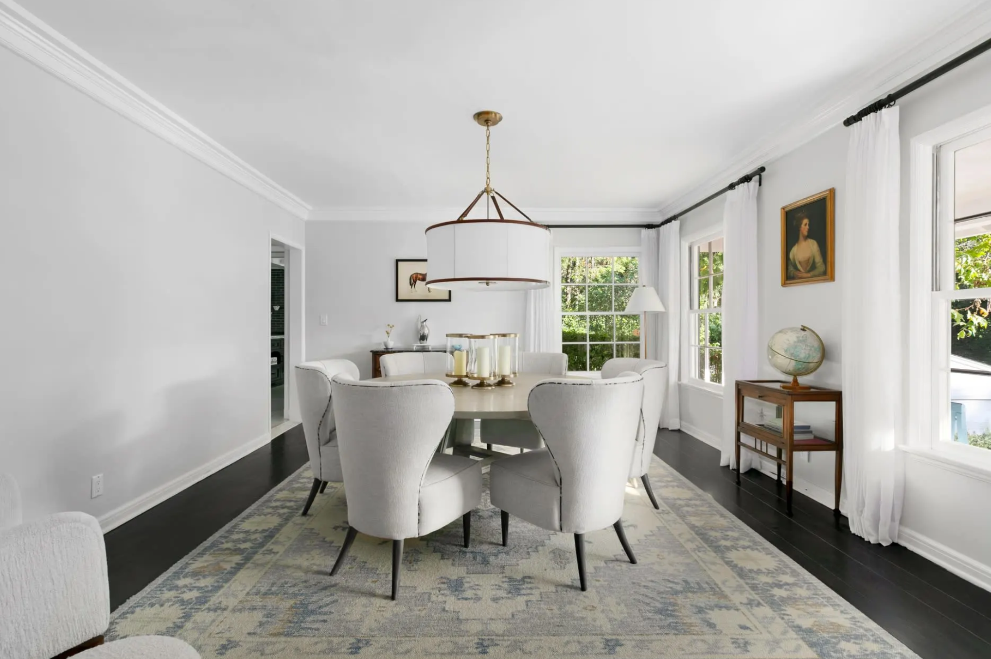 La vivienda dispone de un comedor formal con una mesa redonda con capacidad para seis comensales