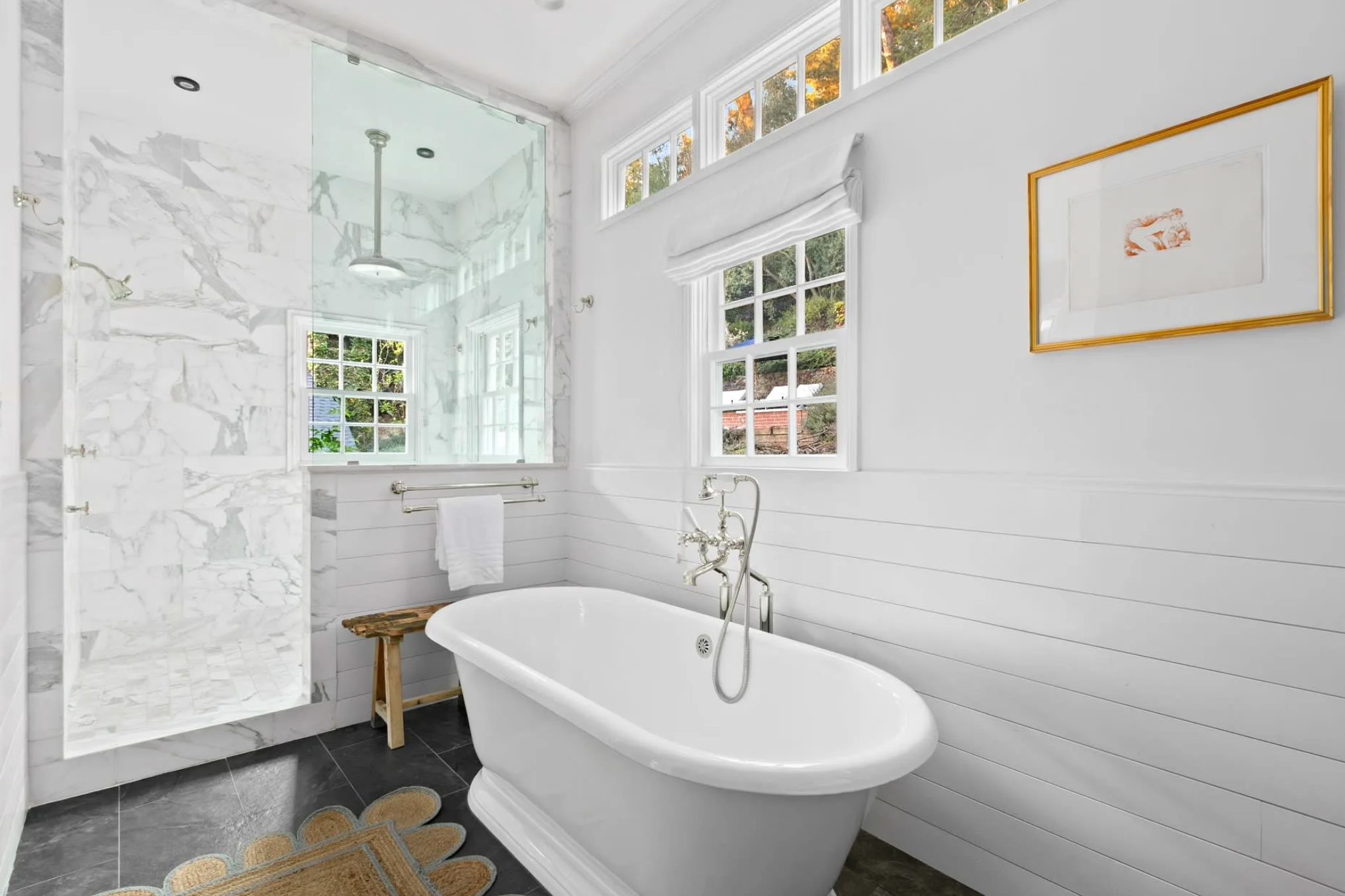 En sus dos plantas también hay un total de cinco cuartos de baño siendo tipo spa el del dormitorio principal. Este ofrece ducha, bañera y tocadores dobles