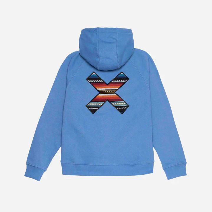 Blue Banana es una firma de ropa española que busca inspirar a través de la aventura, los viajes y la naturaleza. Sus colecciones son desenfadadas, minimalistas y se caracterizan por su icónica «X», el emblema de la marca. Además, comprometidas con el medio ambiente y en sintonía con los valores de honestidad de la marca, sus prendas están hechas de algodón 100 % orgánico, poliéster reciclado y otros materiales innovadores que implican un menor impacto medioambiental. La sudadera 'Jay Blue Classic' es uno de sus grandes iconos, su precio de venta es de 64,90 euros.