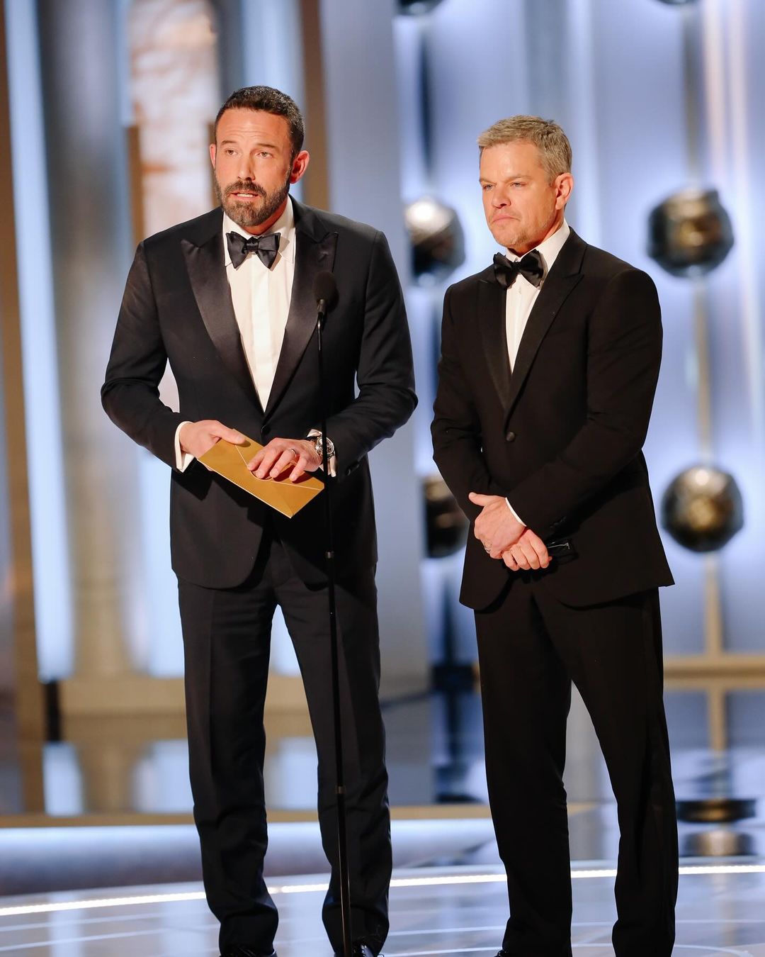 No posaron en la alfombra roja, pero Ben Affleck y Matt Damon también fueron de los más elegantes de la gala eligiendo el clásico esmoquin negro con pajarita y camisa blanca. 